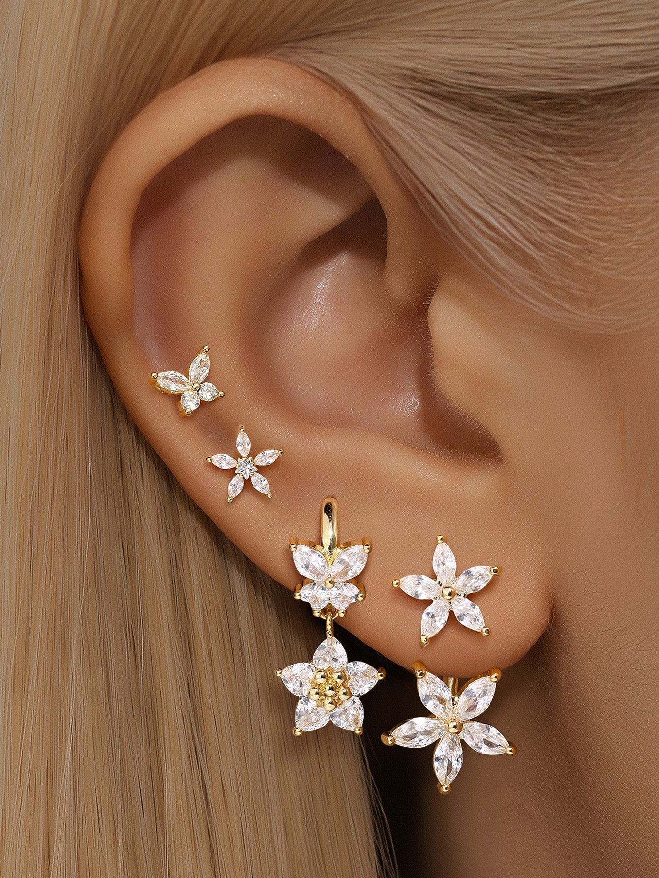 五枚花びらの蝶々ピアス