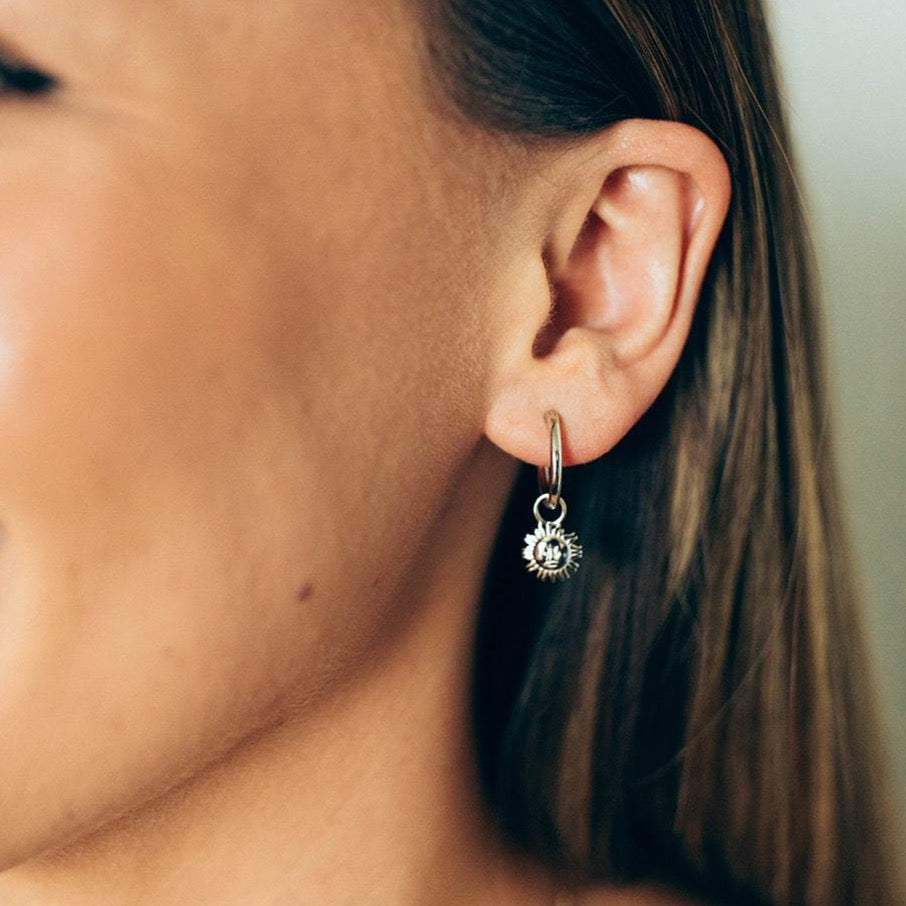 エレガントなフープピアス