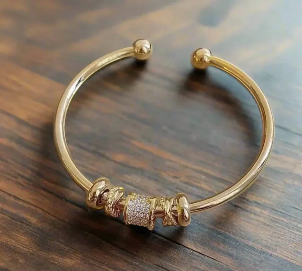 サイズ調整可能なチャームブレスレット