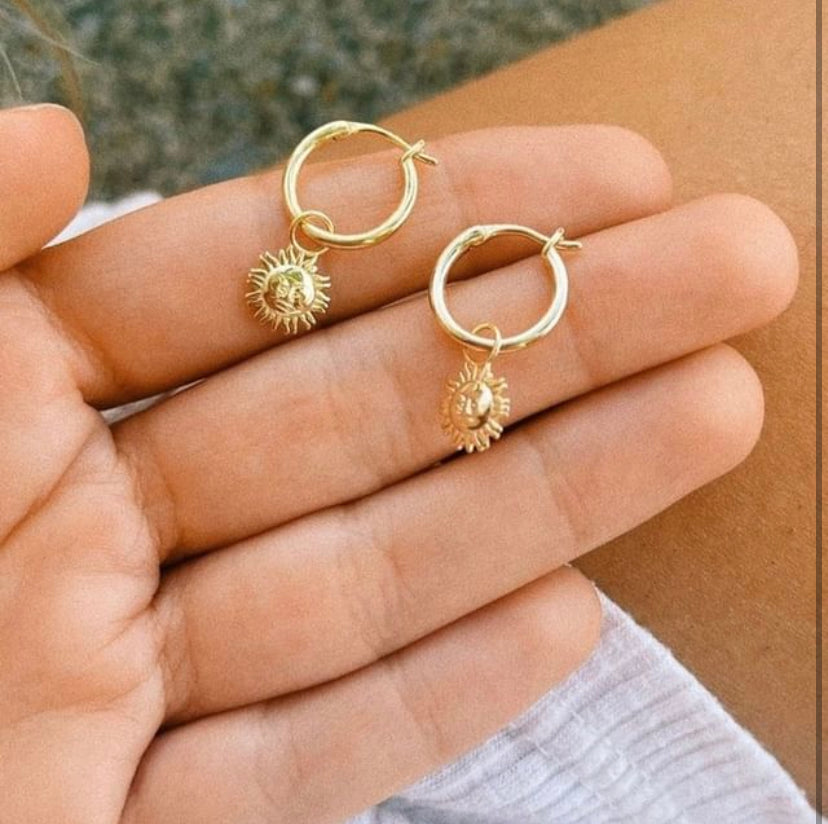 エレガントなフープピアス