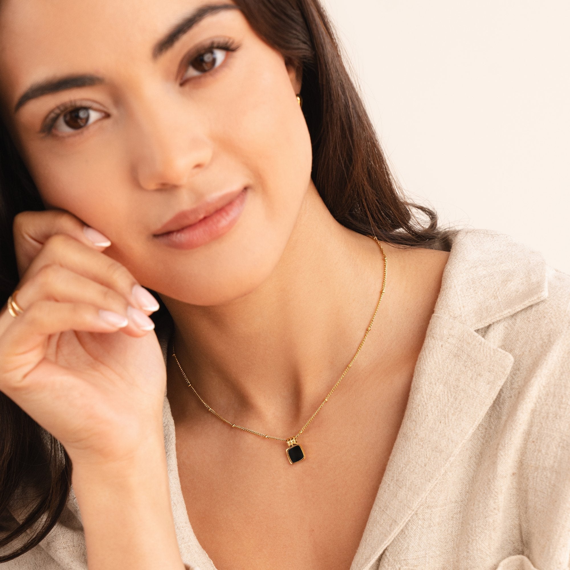 エレガントなペンダントネックレス