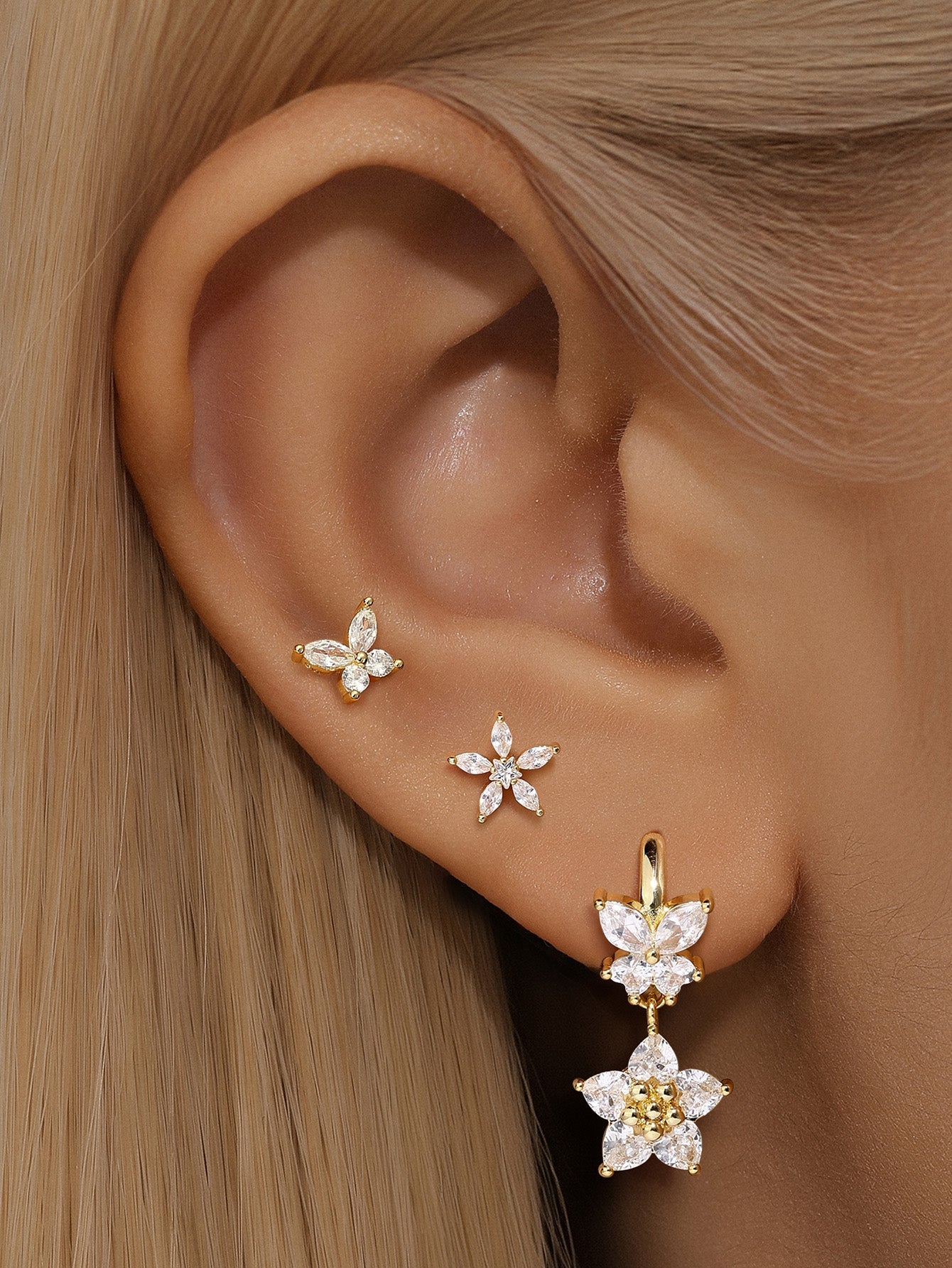 五枚花びらの蝶々ピアス