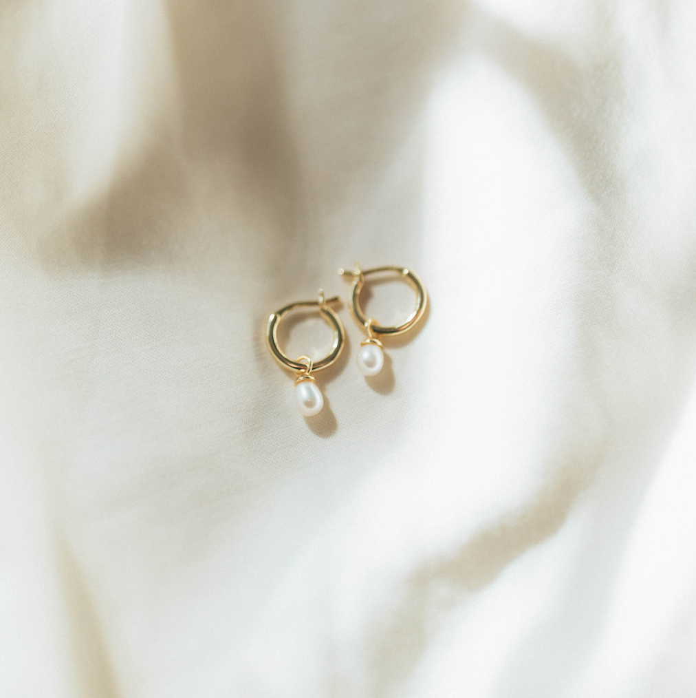 繊細なドロップピアス