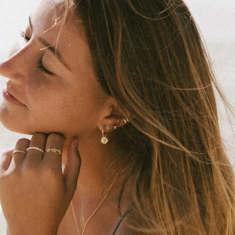 優美なフローラルイヤリング