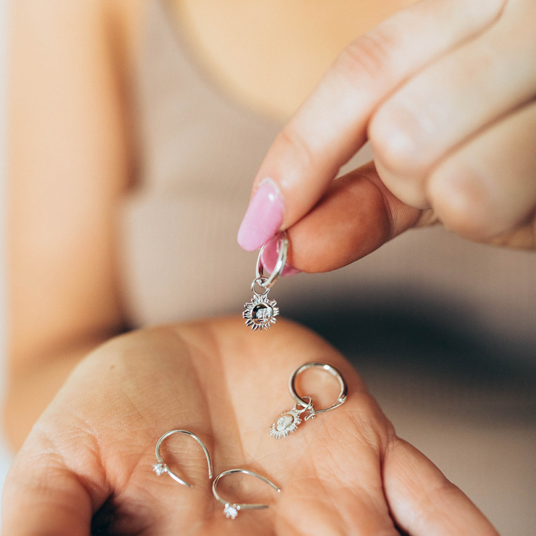 エレガントなフープピアス