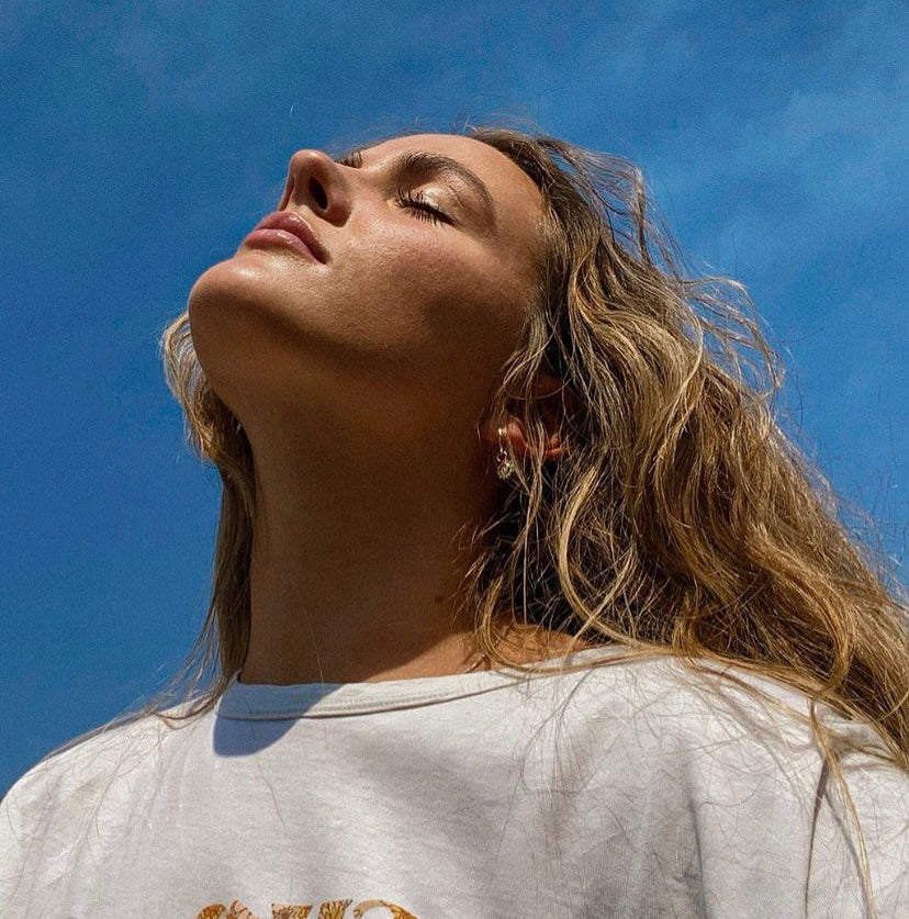 エレガントなフープピアス